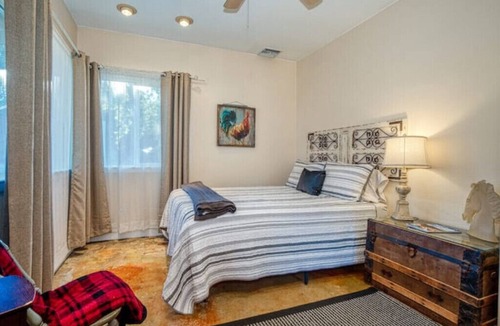 Upper Lake House | Rustic Villa Stay w/Stunning View & Farm Animals