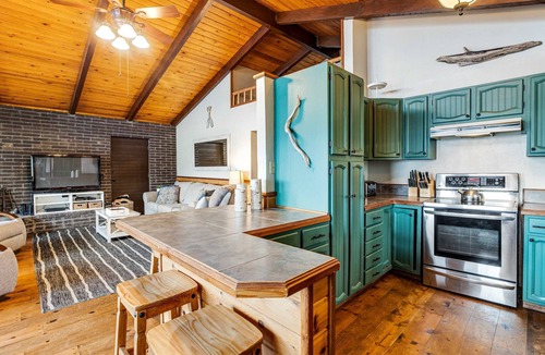 Rockaway Beach Cabin | Rustic waterfront woodland lodge with impressive lake views from patio