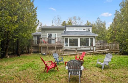 Tobermory House | Rustic Waterfront Kayak Near National Park