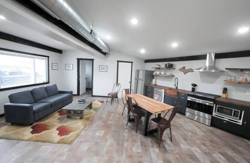 Hancock House | Rustic, yet Modern Trailside Cottage/MTU 2.3 Miles