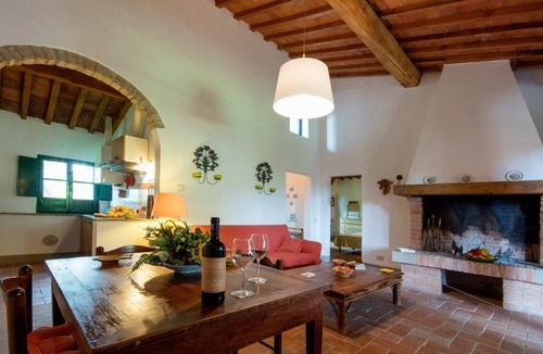Ghizzano Apartment | Rustikale Wohnung mit Swimmingpool in den Hügeln der Toskana by Interhome