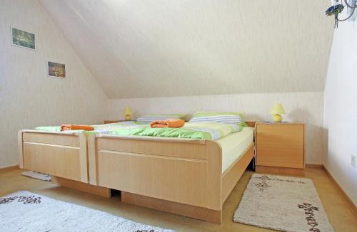 Oberschledorn Apartment | Rustikales Medebach-Ski-Retreat