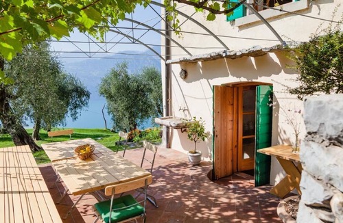 Malcesine House | Rustiko-Landhaus mit Infinity-Pool und Seeblick by Interhome