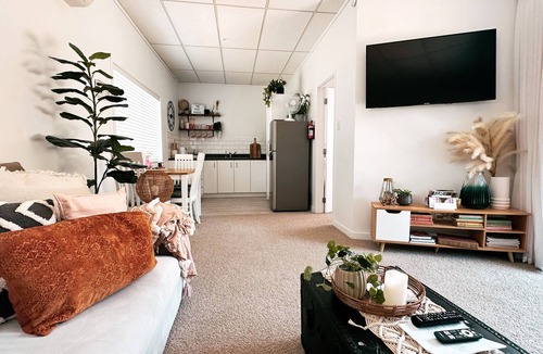 Tamahere Ski Chalet | #rustlingoaks nz Boho Pool House - king bed, 10 mins to Hamilton Airport
