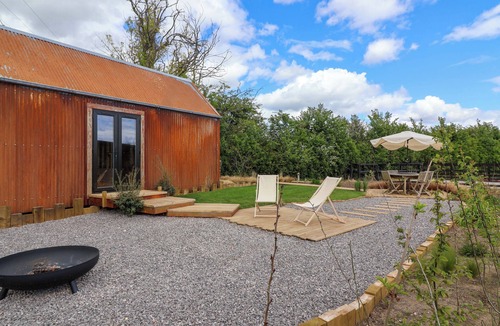 Ashton Keynes Cottage | RUSTWOOD MANOR, pet friendly, with a garden in Minety