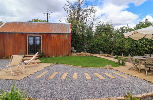 Ashton Keynes Cottage | RUSTWOOD MANOR, pet friendly, with a garden in Minety