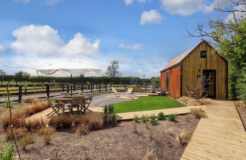 Ashton Keynes Cottage | RUSTWOOD MANOR, pet friendly, with a garden in Minety
