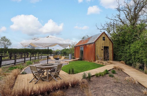 Ashton Keynes Cottage | RUSTWOOD MANOR, pet friendly, with a garden in Minety