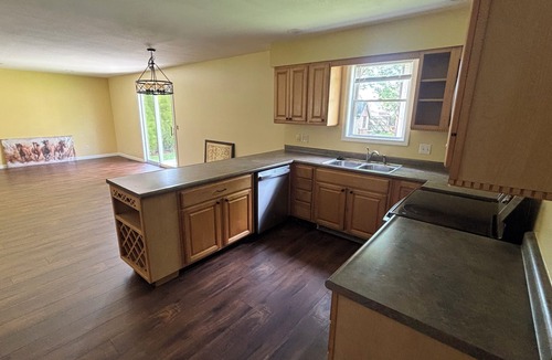 Findlay House | Rusty’s Escape. 4-bedrooms, sleeps 8 newly renovated.