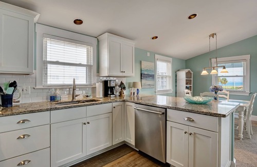 South End House | Ryan's Retreat - Retreat to this charming cottage at the coveted south end