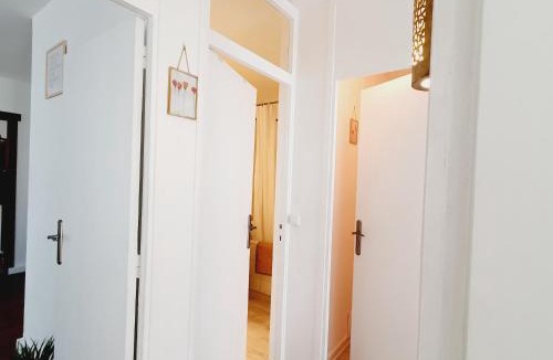 Ris Orangis Apartment | Séjour cosy près de Paris T3 cuisine ouverte et bar