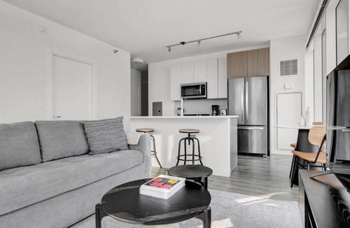 South Loop Apartment | S Loop 1BR w Lounge Pool Gym nr Grant Park CHI-495