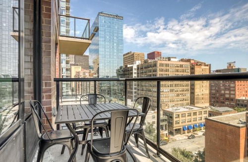 The Loop Apartment | S Loop 2BR w Gym Pool Roof 1 block to L CHI-691