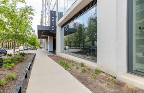 South Loop Apartment | S Loop 2BR w Spa Pool Gym next to Grant Park CHI-606