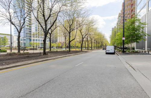 South Loop Apartment | S Loop 2BR w Spa Pool Gym next to Grant Park CHI-606