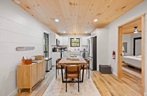 Primrose Cabin | S'more Memories-Cold Plunge, Sauna & Hot Tub Wellness Retreat