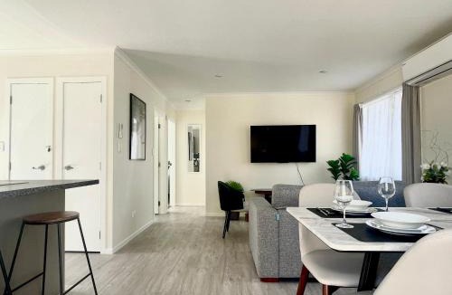 Hamilton Lake Villa | S&N Modern 2BR with Parking opposite Waikato Hospital & Near Lake