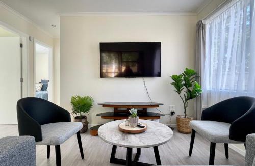 Hamilton Lake Villa | S&N Modern 2BR with Parking opposite Waikato Hospital & Near Lake