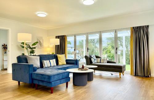 Hamilton Villa | S&N Spacious 5BR Home for Business and Families Quiet Near Shops with Parking