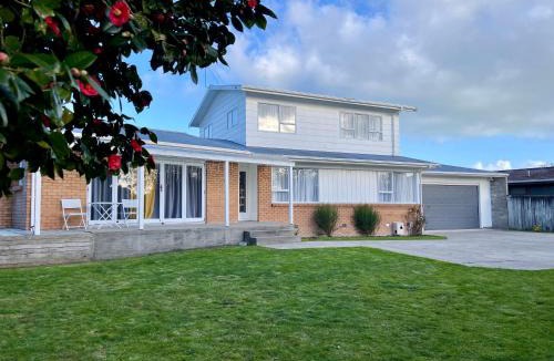 Hamilton Villa | S&N Spacious 5BR Home for Business and Families Quiet Near Shops with Parking