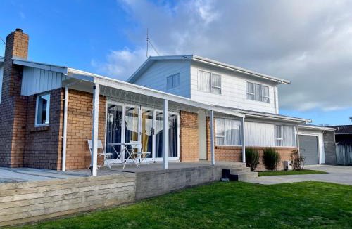 Hamilton Villa | S&N Spacious 5BR Home for Business and Families Quiet Near Shops with Parking