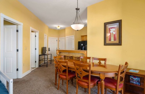 Edray Condo | S100|Hot tub| Heated Garage| Ski in/out| Sleeps 8!