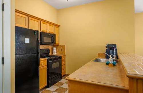 Edray Condo | S100|Hot tub| Heated Garage| Ski in/out| Sleeps 8!