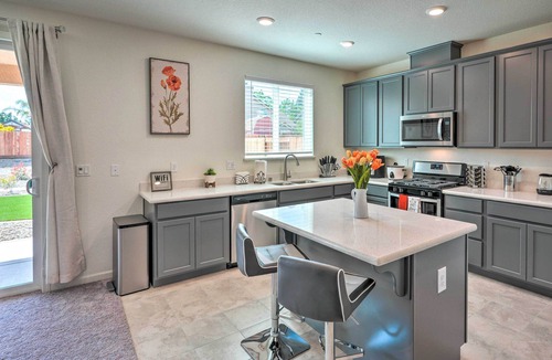 Hood House | Sacramento Retreat w/Yard ~ 13 Mi to Dtwn!