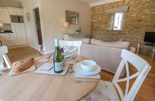Carterton Cottage | SADDLEBACKS BARN, character holiday cottage, with a garden in Burford