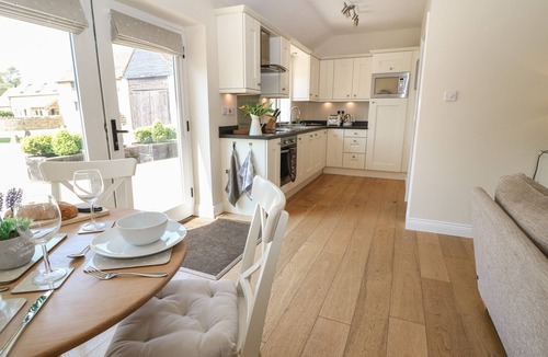 Carterton Cottage | SADDLEBACKS BARN, character holiday cottage, with a garden in Burford