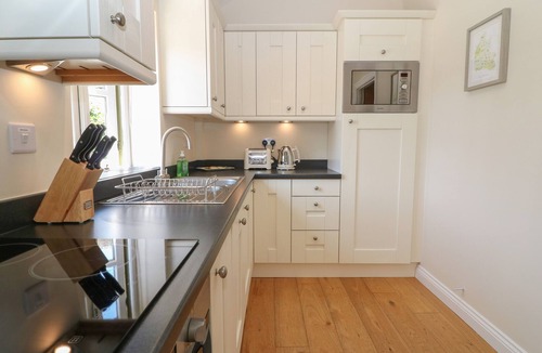 Carterton Cottage | SADDLEBACKS BARN, character holiday cottage, with a garden in Burford