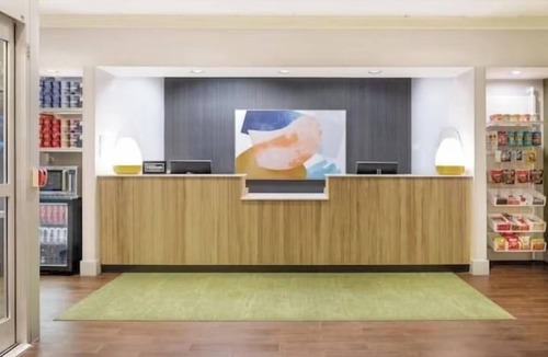 Essex Junction Hotel | Safe & Bright King Room Perfect for Couple Stays Near Vermont Attractions