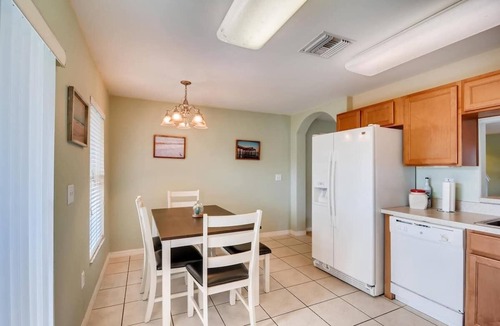 Sun City Center Apartment | Safe + Cable TV + Crib + Deep Clean Parking