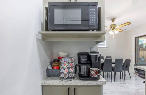Niagara Falls House | Safe Haven*Backyard*Sunroom*Free Parking* 5 minutes to Falls