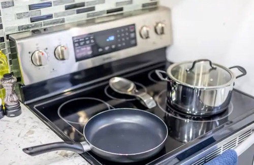 Niagara Falls House | Safe Haven*Backyard*Sunroom*Free Parking* 5 minutes to Falls
