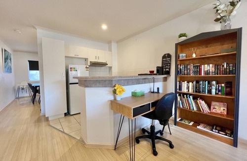 North Adelaide Condo | Safe & secure 2 bedroom apartment on Melbourne St, North Adelaide in exclusive gated complex. Near CBD, Adel Oval, Wine Centre, The Memorial and WCH Hospitals. Free car parking spot. Linen hire and air-conditioning included.