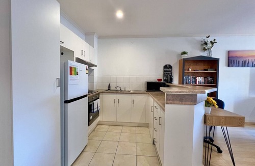 North Adelaide Condo | Safe & secure 2 bedroom apartment on Melbourne St, North Adelaide in exclusive gated complex. Near CBD, Adel Oval, Wine Centre, The Memorial and WCH Hospitals. Free car parking spot. Linen hire and air-conditioning included.