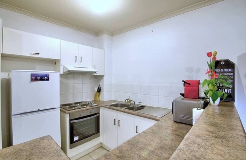 North Adelaide Condo | Safe & secure 2 bedroom apartment on Melbourne St, North Adelaide in exclusive gated complex. Near CBD, Adel Oval, Wine Centre, The Memorial and WCH Hospitals. Free car parking spot. Linen hire and air-conditioning included.