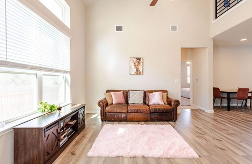Austin House | Safe Serene Eco-Friendly 3-Bed Sanctuary with Tranquil Nature Trails Backyard