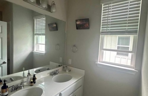 Austin House | Safe Serene Eco-Friendly 3-Bed Sanctuary with Tranquil Nature Trails Backyard