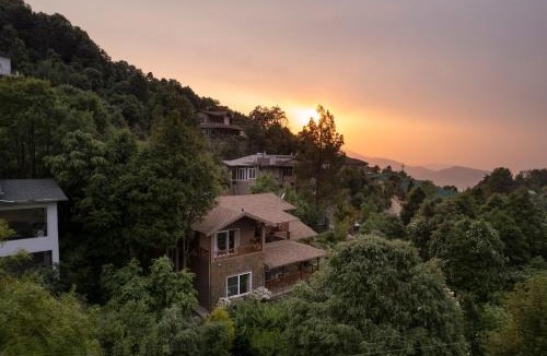Kaul Villa | SaffronStays Plaksha - 2BR pet-friendly homestay with Himalayan views, verandah dining & bonfire near Chauli ki Jali