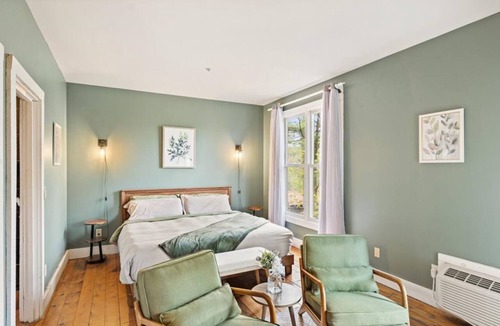 Townsend Hotel | Sage Haven Room - Peaceful Lodge Stay with Fireplace