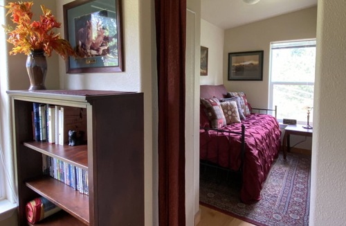 Gaston Cabin | Sain Creek Retreat at Hagg Lake, OR, 1 BDR/1BATH secluded Cabin sleeps 3 with AC