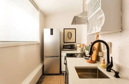 Manayunk Cottage | Saint Davids Cottage: Walk to Train, Main Street in the heart of Manayunk