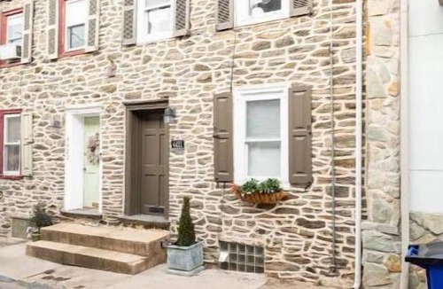 Manayunk Cottage | Saint Davids Cottage: Walk to Train, Main Street in the heart of Manayunk