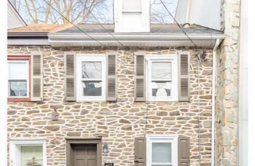 Manayunk Cottage | Saint Davids Cottage: Walk to Train, Main Street in the heart of Manayunk