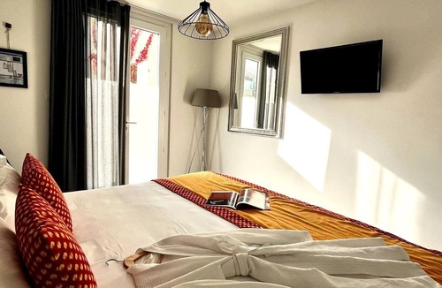 Aigues-Mortes Medieval City Hotel | Saint Louis