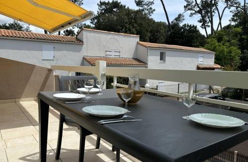 Saint-Palais-sur-Mer Apartment | Saint-Palais : T2 3 étoiles, proche plage, terrasse sud, parking, clim et Wifi - FR-1-738-36