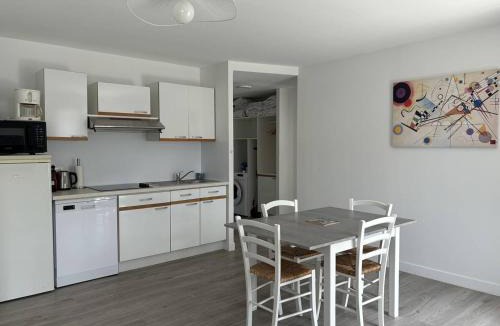 Saint-Palais-sur-Mer Apartment | Saint-Palais : T2 3 étoiles, proche plage, terrasse sud, parking, clim et Wifi - FR-1-738-36