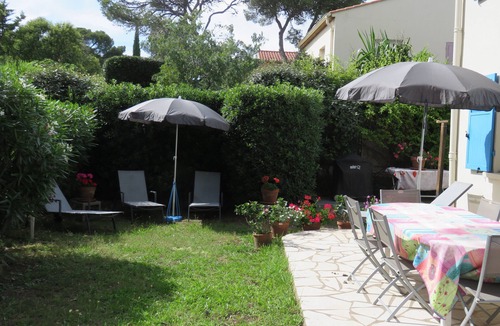 Saint-Raphael Apartment | Saint-raphaël 500 m from a small sandy beach, villa garden level,